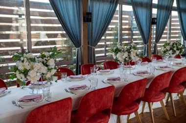 Düğün süslemeleri. Festival masasının dekorasyonu. Seçili odak ile resim