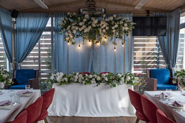 Düğün süslemeleri. Festival masasının dekorasyonu. Seçili odak ile resim