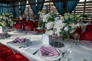 Düğün süslemeleri. Festival masasının dekorasyonu. Seçili odak ile resim