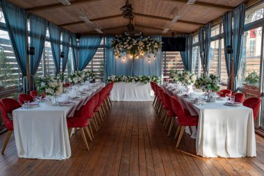 Düğün süslemeleri. Festival masasının dekorasyonu. Seçili odak ile resim