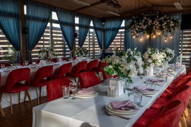 Düğün süslemeleri. Festival masasının dekorasyonu. Seçili odak ile resim