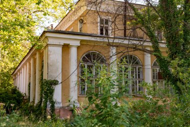 Yazlık bahçede eski bir ev.