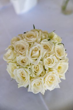 Düğün süslemeleri. Gelinin beyaz gül buketi. Seçici odak resmi