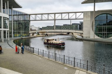 Paul Loebe Binası. Berlin. Tekne Spree nehri boyunca ilerliyor.