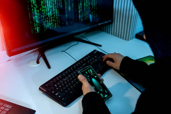노트북 컴퓨터 전화를 사용하여 디지털 시스템에 중독된 남자해 해킹을 하거나 — 스톡 사진