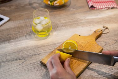 Tahtada limon kesen bir adam. 