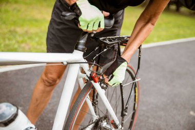 Parkta genç bir bisikletçi. 