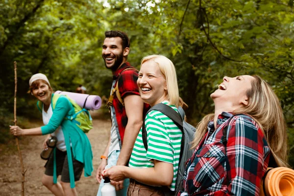 Happy Adult Multiethnic Backpacker Mensen Wandelen Het Bos Tussen Groene — Stockfoto