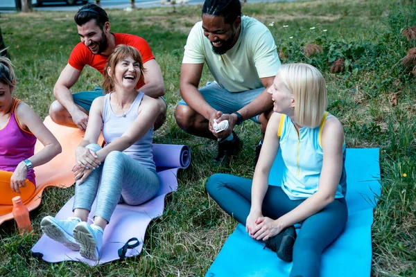 친구들 요가를 조련사와 공원에서 사람들이 있습니다 사람들 옥외에서 운동을 여름에 — 스톡 사진