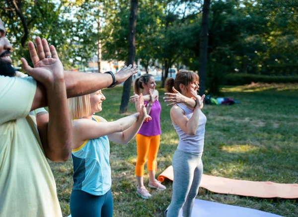 Amigos Multiétnicos Practicando Yoga Personas Con Entrenador Haciendo Ejercicio Sobre — Foto de Stock