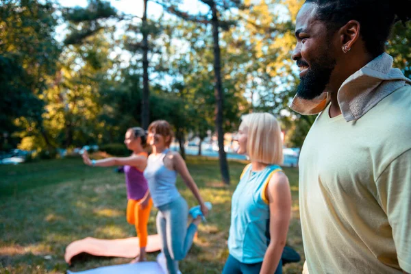 Amigos Multiétnicos Practicando Yoga Personas Con Entrenador Haciendo Ejercicio Sobre — Foto de Stock