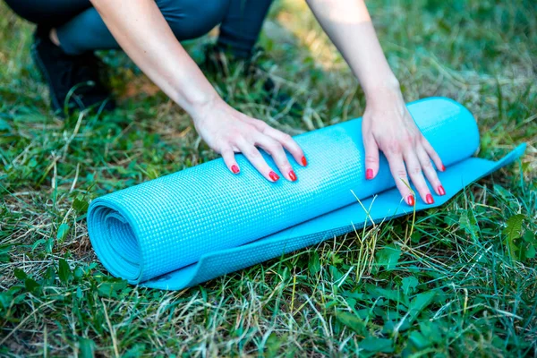 Young Woman Sportswear Sitting Grass Folding Yoga Mat — Stock Photo, Image