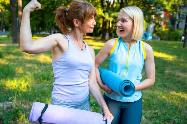 Souriant Heureux Diverses Femmes Vêtements Sport Avec Tapis Yoga Dans Photo De Stock