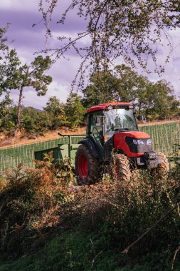 Çiftlikte çalışan traktör, modern bir tarım taşımacılığı, tarlada çalışan bir çiftçi, modern kapalı bir traktör.
