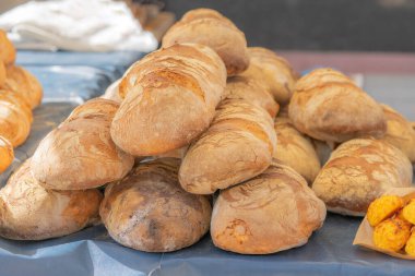 Rafta satılık taze ev yapımı ekmek var.