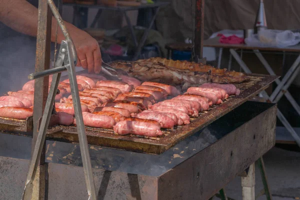 Уличная Еда Мясо Вкусные Жареные Сосиски Приготовление Пищи Древесном Угле — стоковое фото