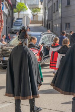 Quiroga, Lugo, İspanya - 08 Nisan 2023 Şarap Festivali, gayda çalan biberler, davullar, panteretler