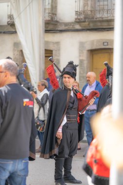 Quiroga, Lugo, İspanya - 08 Nisan 2023 Şarap Festivali, gayda çalan biberler, davullar, panteretler