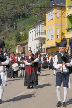 Quiroga, Lugo, İspanya - 08 Nisan 2023 Şarap Festivali, gayda çalan biberler, davullar, panteretler