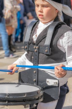 Quiroga, Lugo, İspanya - 08 Nisan 2023 Şarap Festivali, gayda çalan biberler, davullar, panteretler