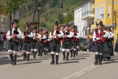 Quiroga, Lugo, İspanya - 08 Nisan 2023 Şarap Festivali, gayda çalan biberler, davullar, panteretler