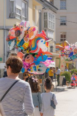 Quiroga, Lugo, İspanya - 08 Nisan 2023 Şarap Festivali, gayda çalan biberler, davullar, panteretler