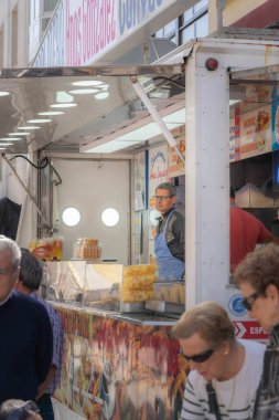 Quiroga, Lugo, İspanya - 08 Nisan 2023 Şarap Festivali, gayda çalan biberler, davullar, panteretler