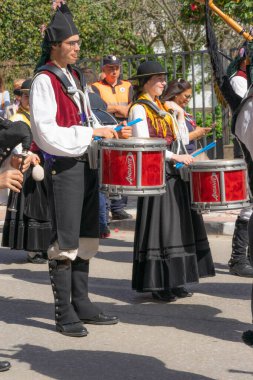 Quiroga, Lugo, İspanya - 08 Nisan 2023 Şarap Festivali, gayda çalan biberler, davullar, panteretler