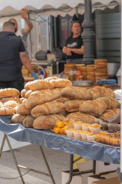Quiroga, Lugo, İspanya - 08 Nisan 2023 Şarap Festivali, gayda çalan biberler, davullar, panteretler