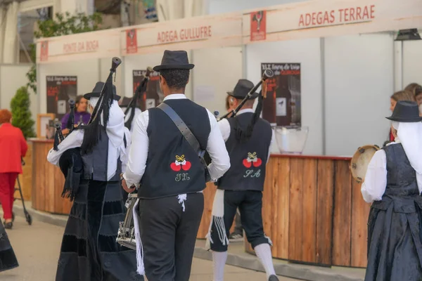 Stock image Quiroga, Lugo, Spain - April 08, 2023: Wine Festival, procession of peppers playing the bagpipes, drums, pantherettes