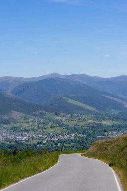Avrupa 'da bahar doğası manzarası. Doğa, yolun kenarında. İspanya 'da tarım. Galiçya, İspanya ve Avrupa 'da yeşil doğa.