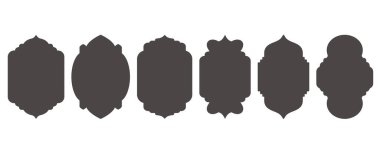 Pencere ramazanı çerçeveleri. Arap kapı kemerleri. Süslü Kızılderili simgeleri. Doğu desenli tasarım. Müslüman geleneksel şablon etiketi sembolleri. Vektör doğu rozetleri ayarlandı