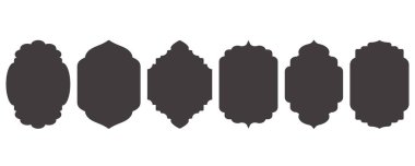 Ramazan çerçevesi şeklinde. İslami pencere ve kapı simgeleri ayarlandı. Arap doğu kemerleri. Geleneksel Arabesk şablonlarının siluetleri. Vektör.