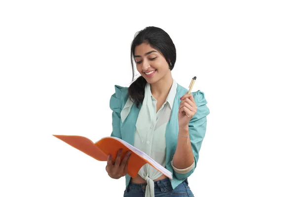 Молода Венесуельська Бізнес Жінка Має Ідею Папки Ручкою Ізольовані Білому — стокове фото