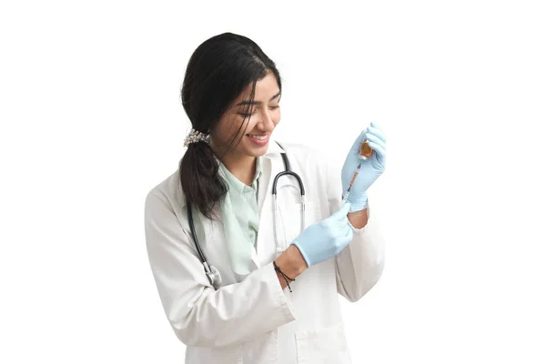 年轻的委内瑞拉女医生正在准备注射疫苗 在白色背景下被隔离 — 图库照片