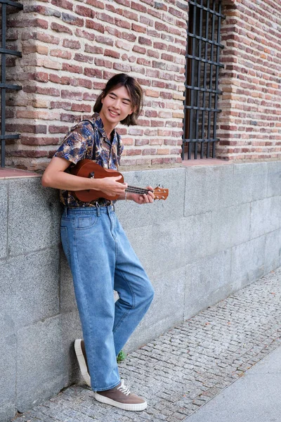 Νεαρός Ταϊβανός Άνδρας Χαμογελά Και Παίζει Ακουστική Κιθάρα Ukulele Στο — Φωτογραφία Αρχείου