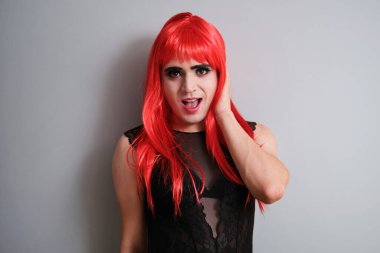 Kadın kılığına girip gülümseyen ve kameraya bakan cinsiyet değiştiren erkek portresi. LGBTQ eşcinseli.