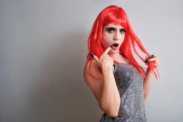 Gri Arka Planda Kırmızı Peruk Takan Transseksüel Bir Adamın Resmi — Stok fotoğraf