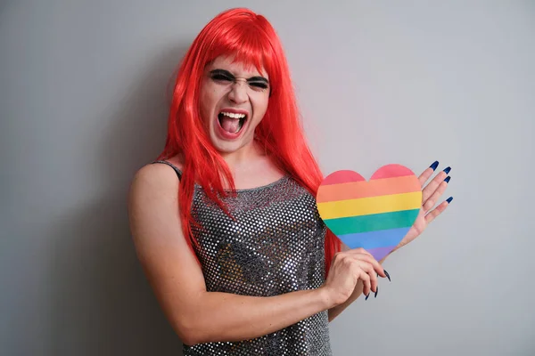 Retrato Drag Queen Gritando Segurando Coração Bandeira Arco Íris Lgbtq — Fotografia de Stock