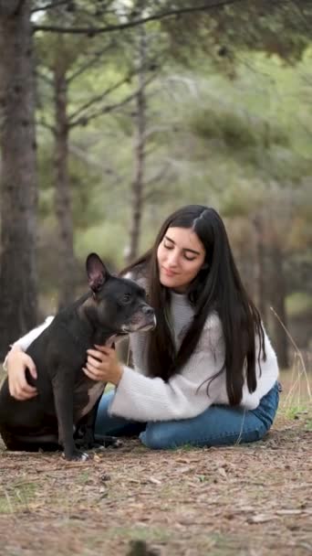 Mulher Caucasiana Jovem Acariciando Beijando Seu Pessoal Americano Bulldog Francês — Vídeo de Stock