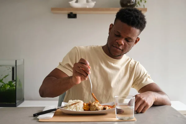 Young African Man Eating Fried Chicken Rice Plantain Tomato Sauce — Stock Photo, Image