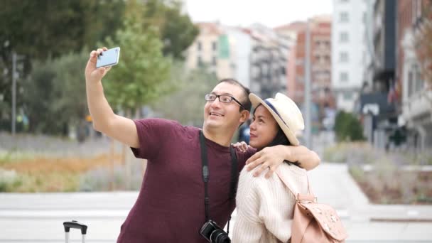 快乐的多种族游客夫妇一起自拍 西班牙马德里的观光游览 — 图库视频影像