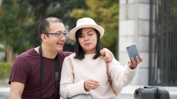 Feliz Casal Multirracial Turistas Tirando Uma Selfie Juntos Passeios Turísticos — Vídeo de Stock