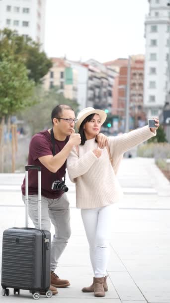Heureux Couple Multiracial Touristes Prenant Selfie Ensemble Visites Guidées Madrid — Video