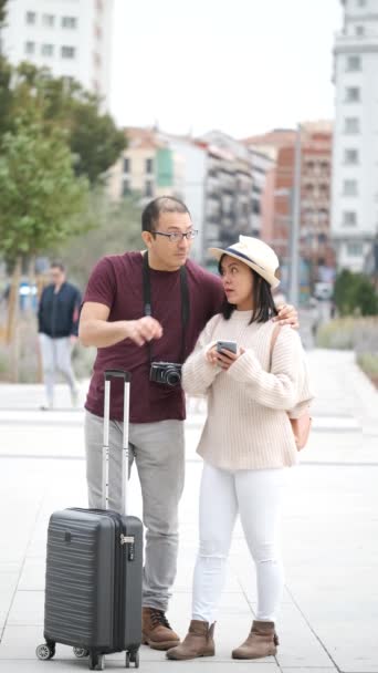 Мультирасовая Пара Туристов Консультирует Городского Гида Смартфоне Достопримечательности Мадрида Испания — стоковое видео