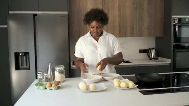 Mulher Cubana Jovem Panificação Purê Batatas Bolas Para Preparar Batatas — Vídeo de Stock