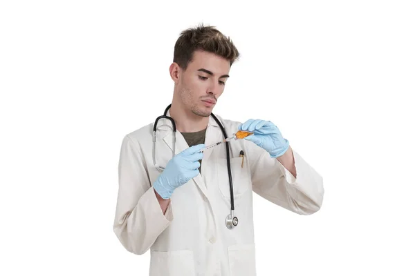 Młody Biały Lekarz Przygotowuje Dawkę Szczepionki Izolacja Białym Tle — Zdjęcie stockowe