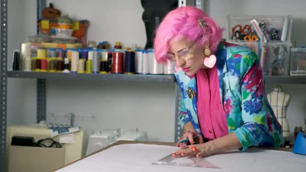 Švadlena Růžovými Vlasy Barevné Oblečení Kreslení Šití Vzory Šicí Dílně — Stock video