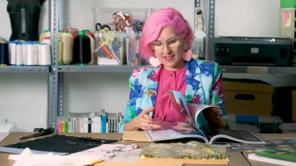 Alfaiate Com Cabelo Rosa Roupas Coloridas Levando Ideias Revistas Moda — Vídeo de Stock