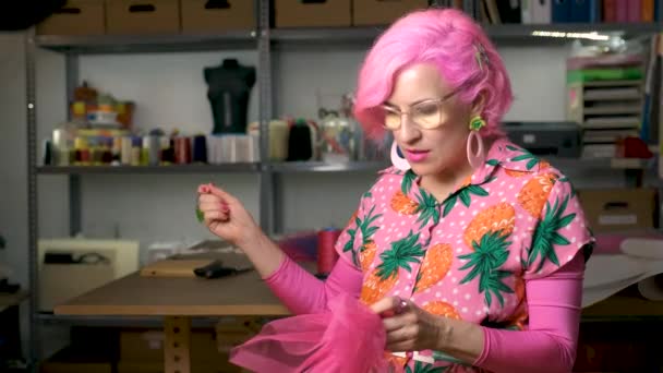 Tailor Ροζ Μαλλιά Και Πολύχρωμα Ρούχα Χέρι Ράψιμο Ένα Κομμάτι — Αρχείο Βίντεο